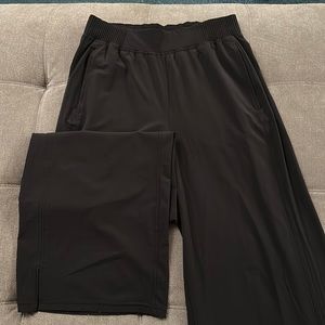 Stretch woven wide leg with pocket pants . Size M